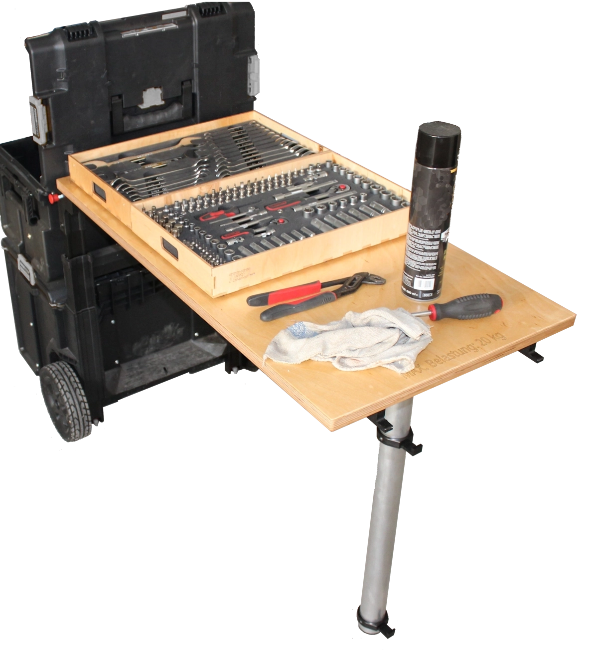 TBSO Einhängetisch mit modularer Werkzeugträger‑Einlage auf mobilem Werkzeugtrolley, bestückt mit Ringschlüsseln, Stecknüssen und Handwerkzeugen.