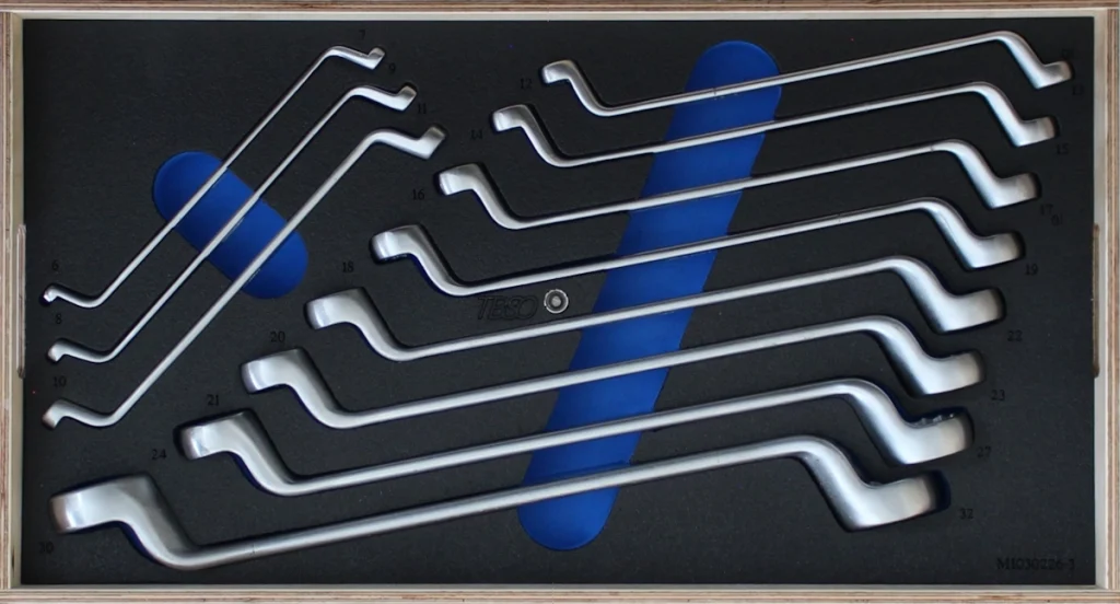 TBSO Werkzeugträger kompakt mit passgenauer PE‑Einlage (Shadowboard) für einen gekröpften Doppelringschlüsselsatz von 6 bis 32 mm.