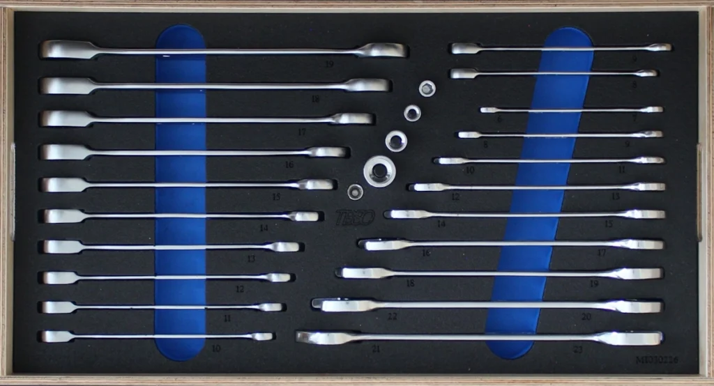 TBSO Werkzeugträger kompakt mit passgenauer PE‑Einlage (Shadowboard) für einen Ratschenringschlüssel‑ und Doppelmaulschlüsselsatz von 6 bis 32 mm.