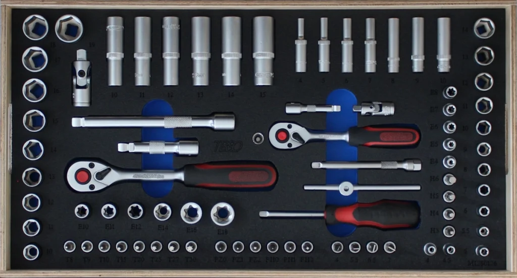TBSO Werkzeugträger kompakt mit passgenauer PE‑Einlage (Shadowboard) für einen 1/4‑ und 3/8‑Zoll‑Ratschensatz.