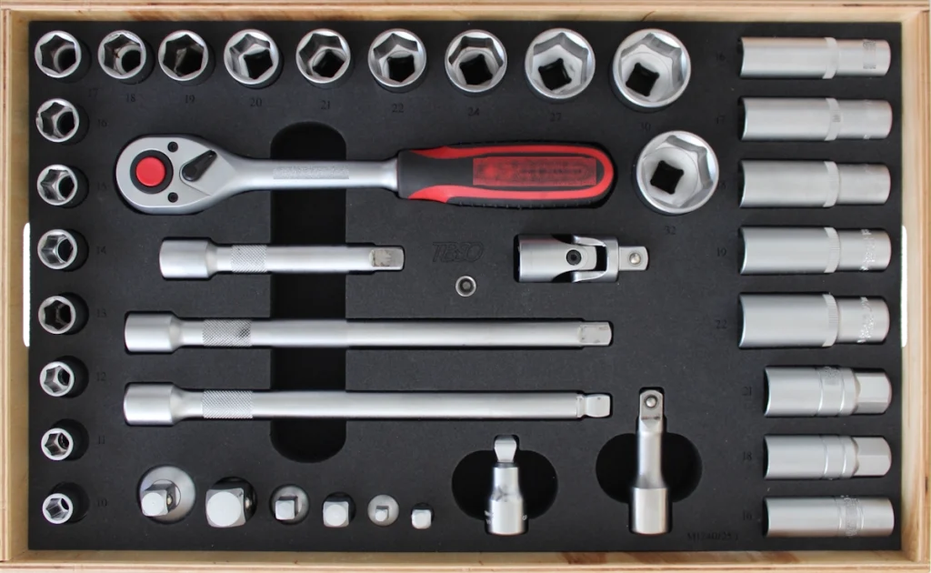 TBSO Werkzeugträger mit passgenauer PE‑Einlage (Shadowboard) für einen 1/2‑Zoll‑Ratschensatz mit Stecknüssen, Verlängerungen und Zubehör.