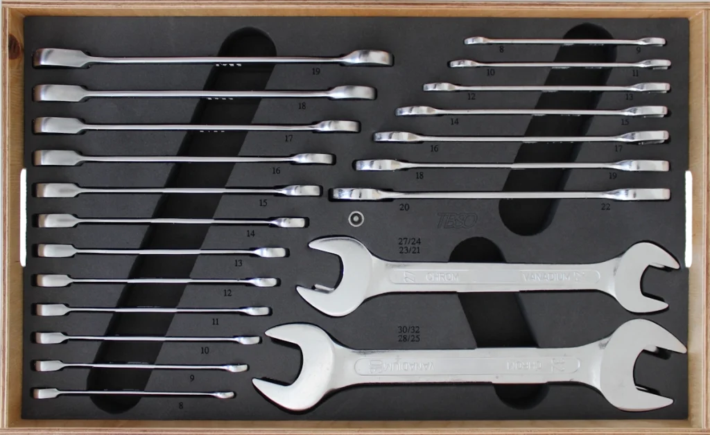 TBSO Werkzeugträger mit passgenauer PE‑Einlage (Shadowboard) für einen Doppelmaul‑ und Ringmaulratschenschlüsselsatz von 8 bis 32 mm.