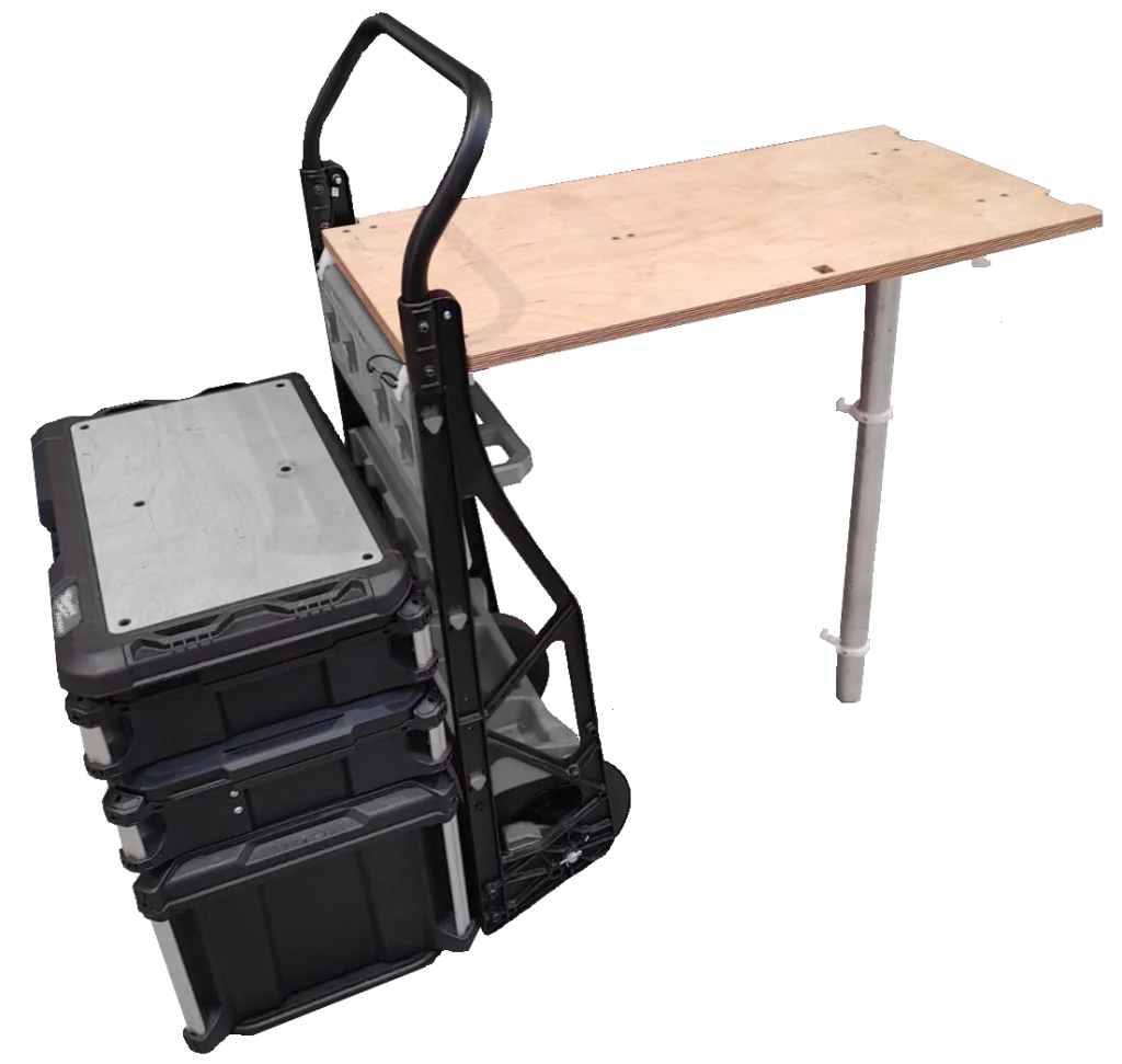 Sackkarren‑Systemlösung mit montiertem Tisch in Arbeitsposition in schräger Ansicht.