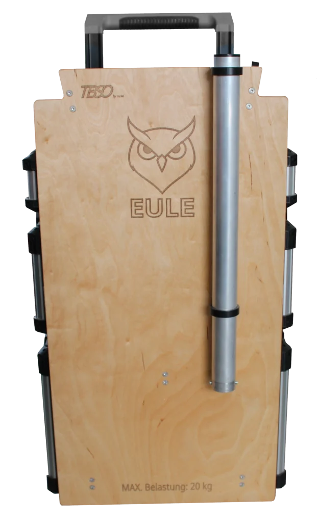 Einhängetisch aus Birke‑Multiplex 21 mm mit Laser‑Branding, eingehängt an einem Werkzeugtrolley.